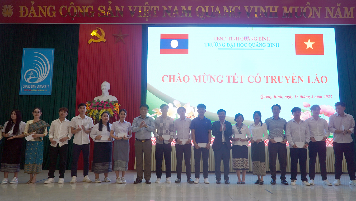 Đại diện lãnh đạo Sở Ngoại vụ và Trường đại học Quảng Bình tặng quà cho cán bộ, sinh viên Lào