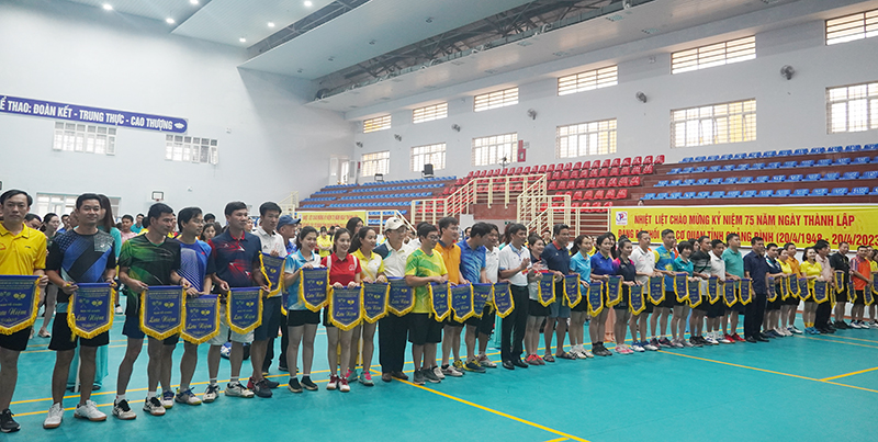 Ban Tổ chức tặng cờ lưu niệm cho các đội tham gia giải đấu.