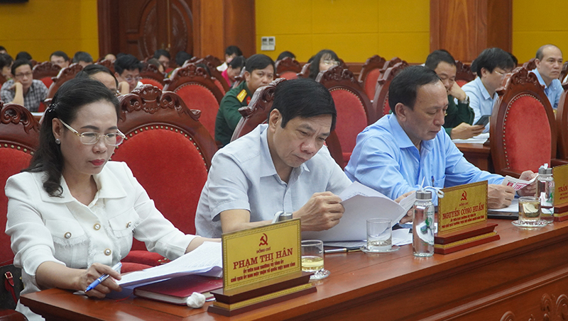 Đồng chí Phó Bí thư Thường trực Tỉnh ủy Trần Hải Châu, Phó trưởng Ban Chỉ đạo KVPT và PTDS tỉnh và các đồng chí trong Ban Thường vụ Tỉnh ủy tham dự hội nghị