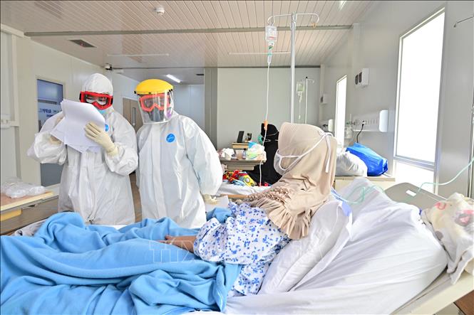 Các bác sĩ điều trị cho bệnh nhân nhiễm COVID-19 tại một bệnh viện ở Jakarta, Indonesia. Ảnh: AFP/TTXVN