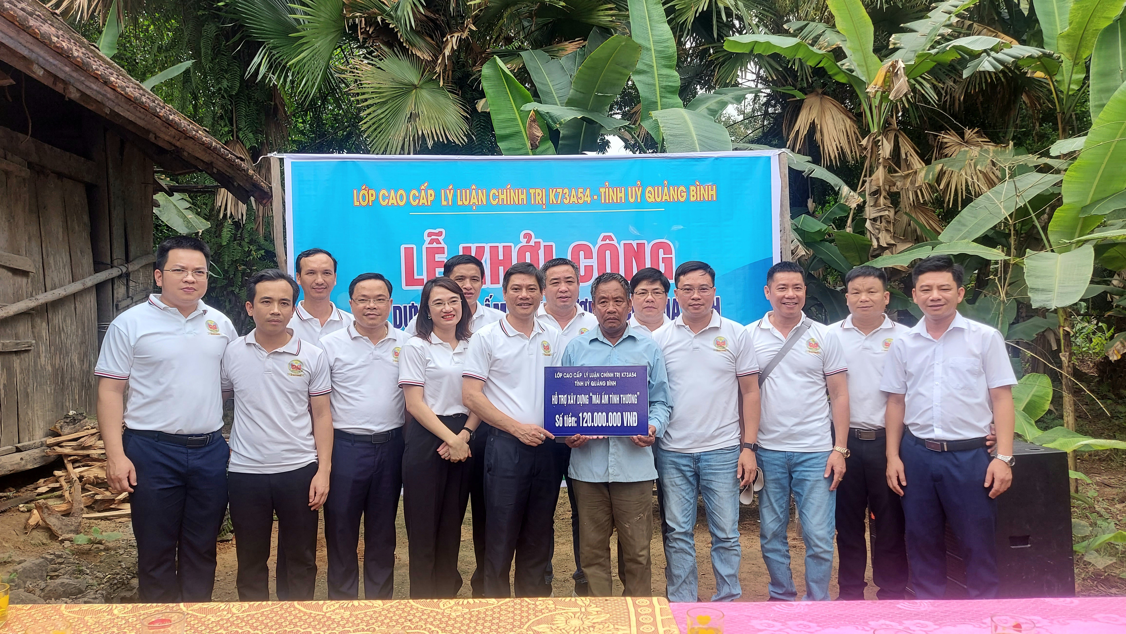 Các học viên lớp Cao cấp lý luận chính trị K73A54 – Tỉnh ủy Quảng Bình trao biển hỗ trợ kinh phí xây nhà “Mái ấm tình thương” cho ông Lê Xuân Thiết.