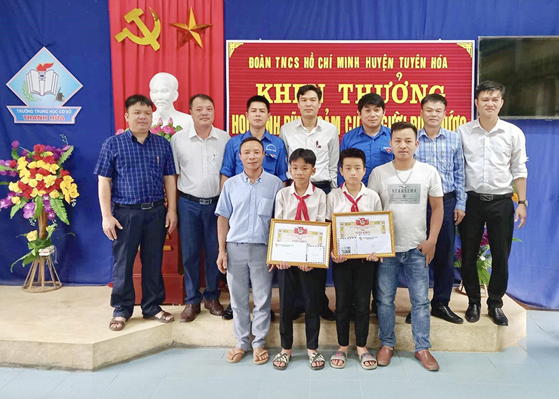 Huyện đoàn Tuyên Hóa và chính quyền địa phương tặng giấy khen cho em Mai Anh Vũ và Trần Ngọc Duy.