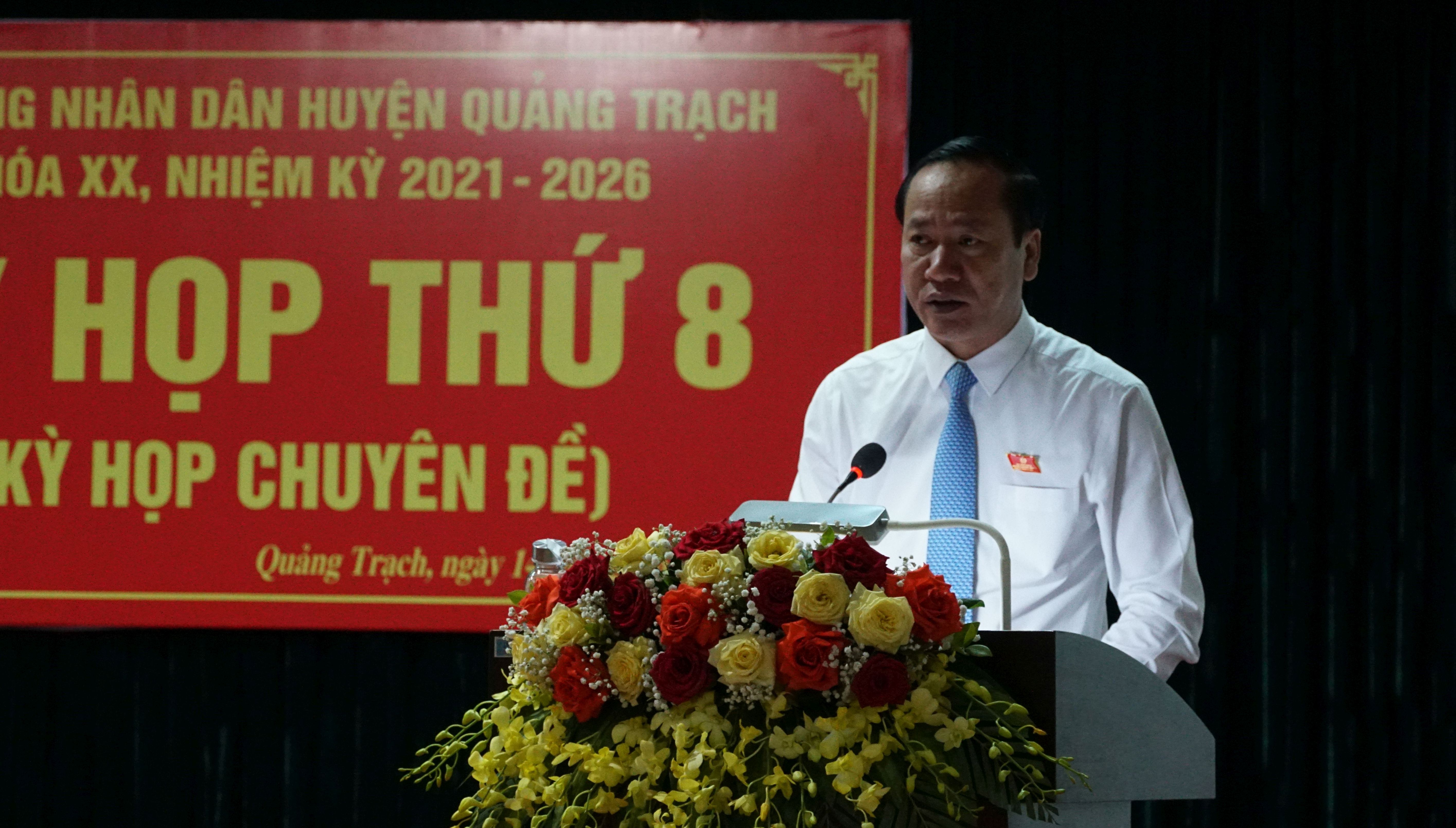 Chủ tịch HĐND huyện Quảng Trạch Nguyễn Xuân Đạt phát biểu kết luận kỳ họp.