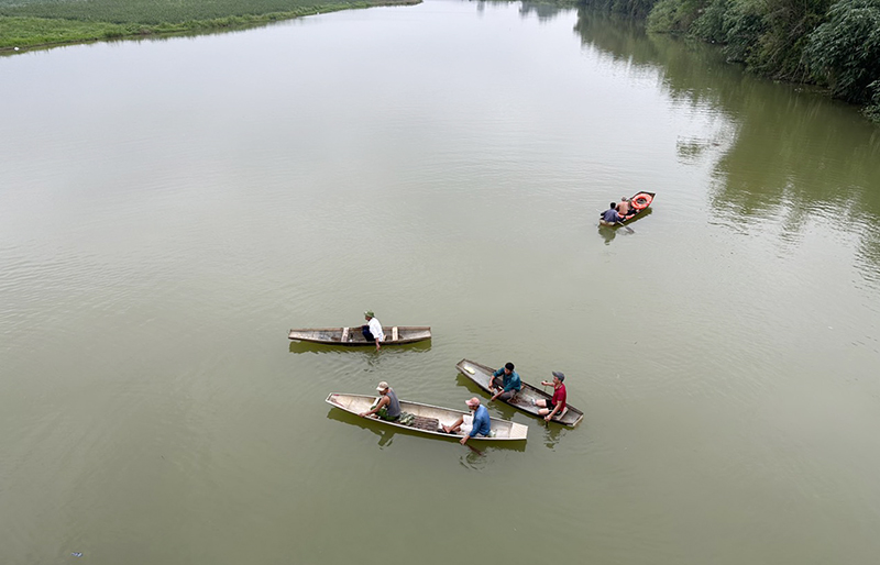 Các lực lượng chức năng đang tích cực tìm kiếm tung tích học sinh nghi nhảy cầu sông Dinh (thị trấn nông trường Việt Trung).