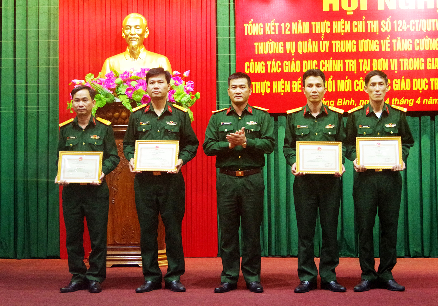 Đồng chí đại tá Đoàn Sinh Hòa, Chỉ huy trưởng Bộ CHQS tỉnh trao thưởng cho các tập thể tiêu biểu.