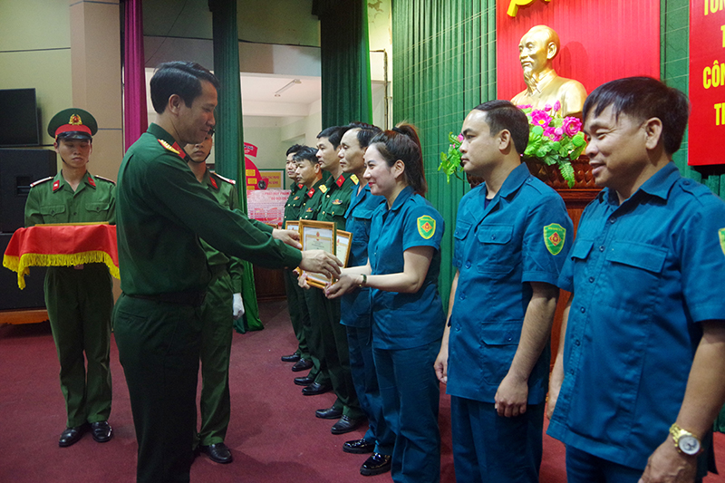 Đại tá Đinh Xuân Hướng, Chính ủy Bộ CHQS tỉnh trao thưởng cho các cá nhân tiêu biểu.
