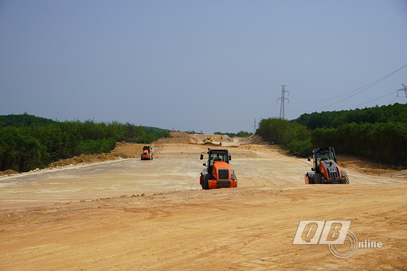 Nhà thầu Công ty CP Tập đoàn Trường Thịnh đang thi công tuyến chính (gói thầu XL-01, dự án thành phần Vạn Ninh-Cam Lộ), đoạn qua huyện Lệ Thủy.