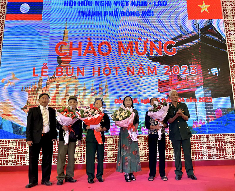 Ban Chấp hành Hội Hữu nghị Việt Nam-Lào TP. Đồng Hới tặng quà cho các hội viên có hoàn cảnh khó khăn.