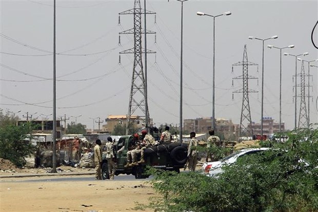 Xe quân sự trên một đường phố ở Khartoum (Sudan), ngày 15/4/2023. (Ảnh: AFP/TTXVN)