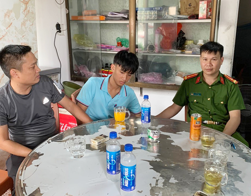 Lực lượng công an huyện Bố Trạch xác minh, nhận dạng cháu Sơn tại phường Hải Thành (Đồng Hới).