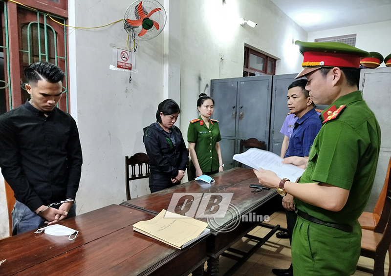 Cơ quan CSĐT Công an huyện Bố Trạch đọc lệnh bắt tạm giam 2 đối tượng Phạm Sắc Luật và Mai Thị Ngọc Hà.