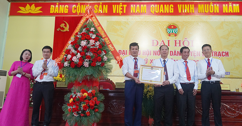 Chủ tịch Hội Nông dân tỉnh Trần Tiến Sỹ trao tặng bằng khen của Trung ương Hội Nông dân Việt Nam cho Hội Nông dân huyện Bố Trạch vì đã có nhiều đóng góp quan trọng trong nhiệm kỳ 2018-2023.