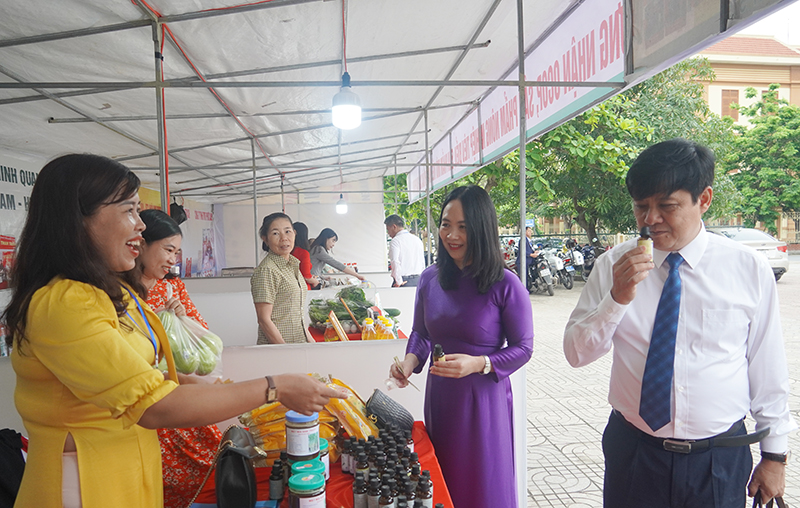 Các đại biểu tham quan gian hàng trưng bày sản phẩm OCOP huyện Bố Trạch.