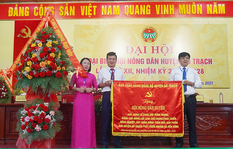 Bí thư Huyện ủy Bố Trạch Lê Công Toán tặng bức trướng và hoa chúc mừng Đại hội Hội Nông dân huyện Bố Trạch.