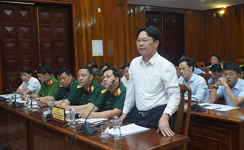 Đại diện lãnh đạo huyện Quảng Ninh phát biểu ý kiến tại hội nghị.
