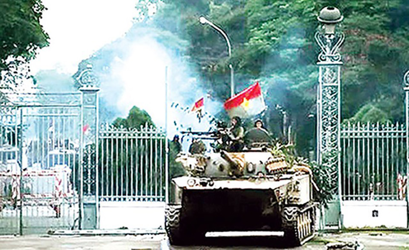 Trưa 30/4/1975, xe tăng của quân giải phóng tiến vào Dinh Độc lập-cơ quan đầu não của chính quyền Sài Gòn khi đó-đánh dấu sự kiện lịch sử giải phóng miền Nam, thống nhất đất nước.
