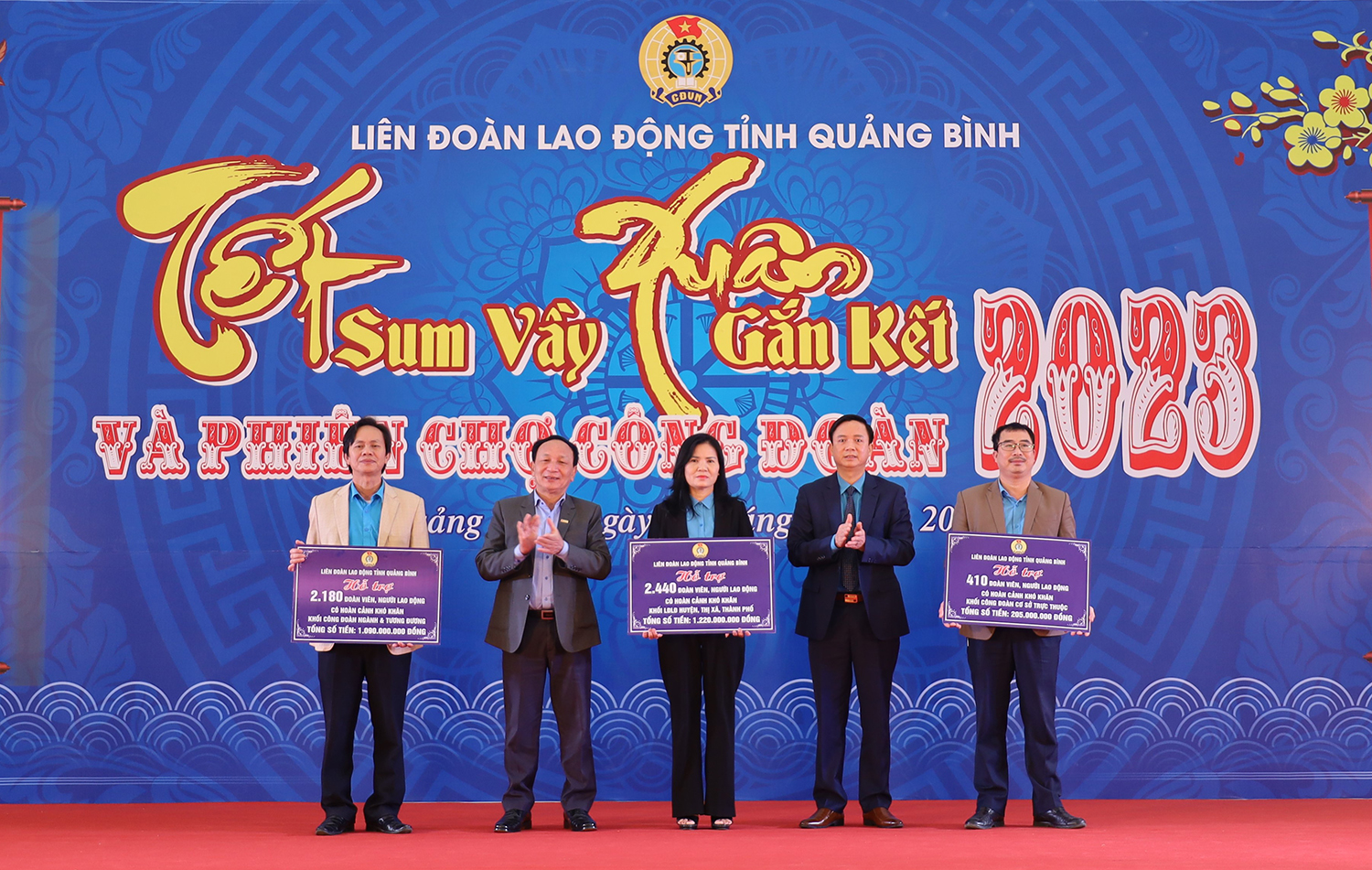 Đồng chí Phó Bí thư Thường trực Tỉnh ủy Trần Hải Châu và lãnh đạo LĐLĐ tỉnh trao hỗ trợ quà Tết cho đoàn viên, người lao động có hoàn cảnh khó khăn.