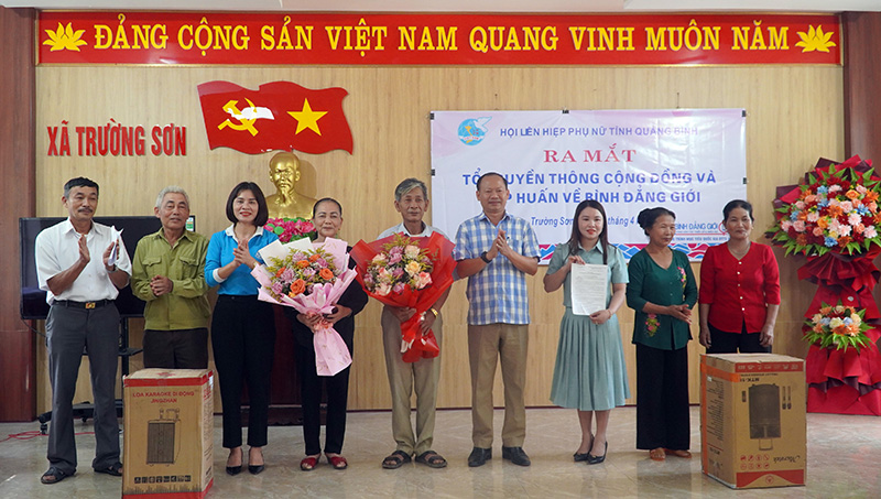 Lãnh đạo Hội LHPN tỉnh và xã Trường Sơn trao hỗ trợ cho Tổ truyền thông cộng đồng