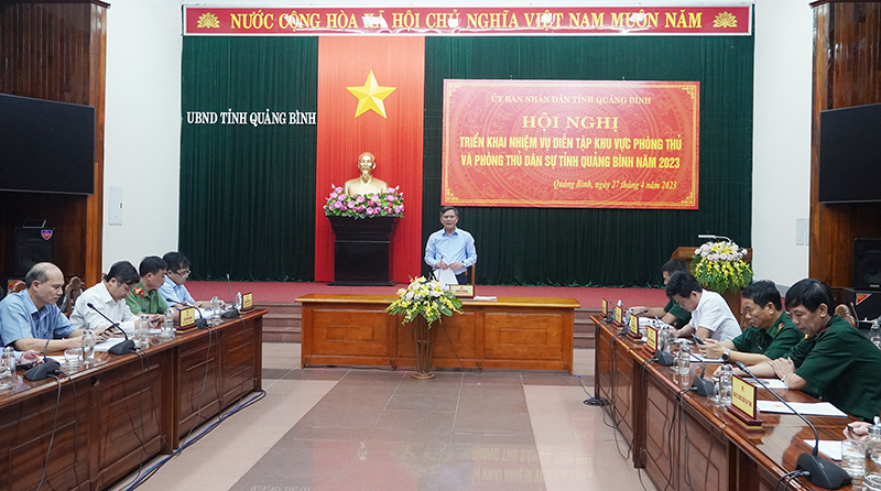 Đồng chí Chủ tịch UBND tỉnh Trần Thắng điều hành hội nghị.
