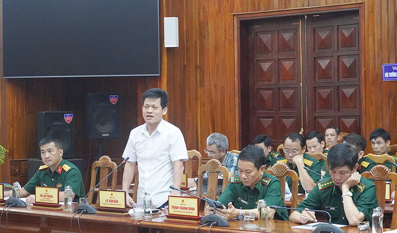 Đồng chí Trưởng ban Dân vận Tỉnh ủy Lê Văn Bảo phát biểu ý kiến tại hội nghị.