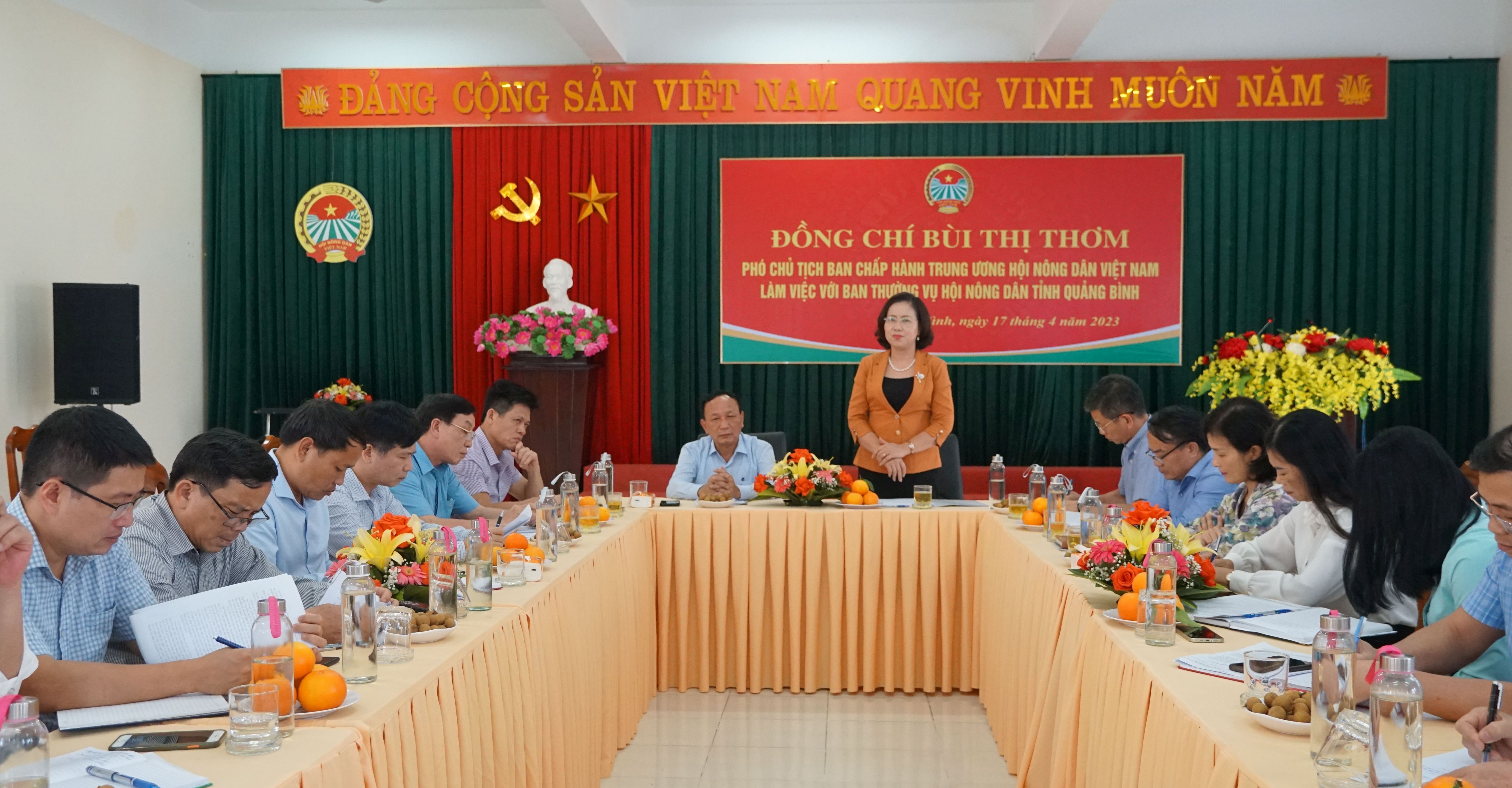 Phó Chủ tịch Ban Chấp hành Trung ương HND Việt Nam Bùi Thị Thơm làm việc với HND tỉnh.