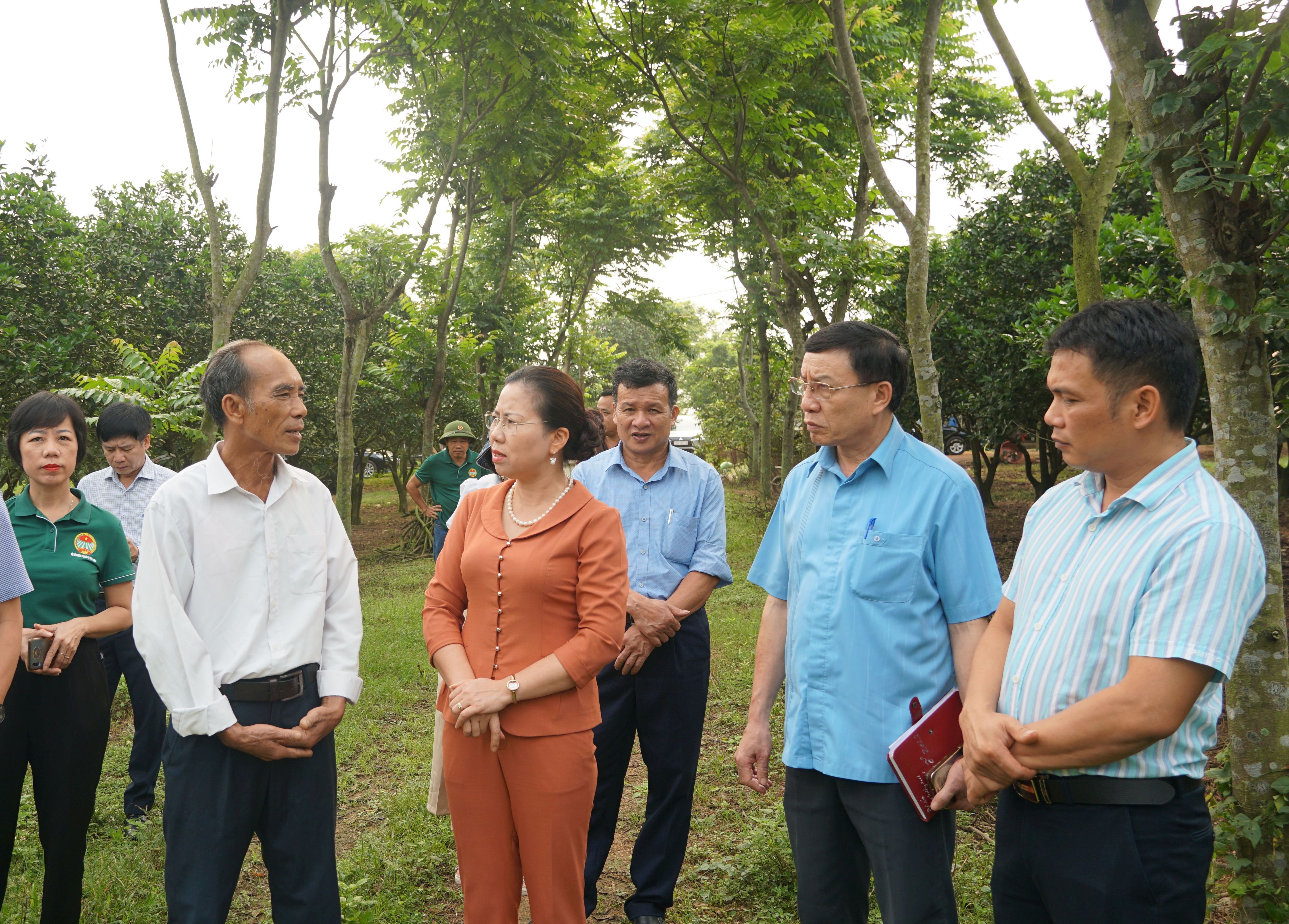 Đoàn công tác Trung ương Hội Nông dân Việt Nam thăm trang trại của ông Bế Văn Mai.