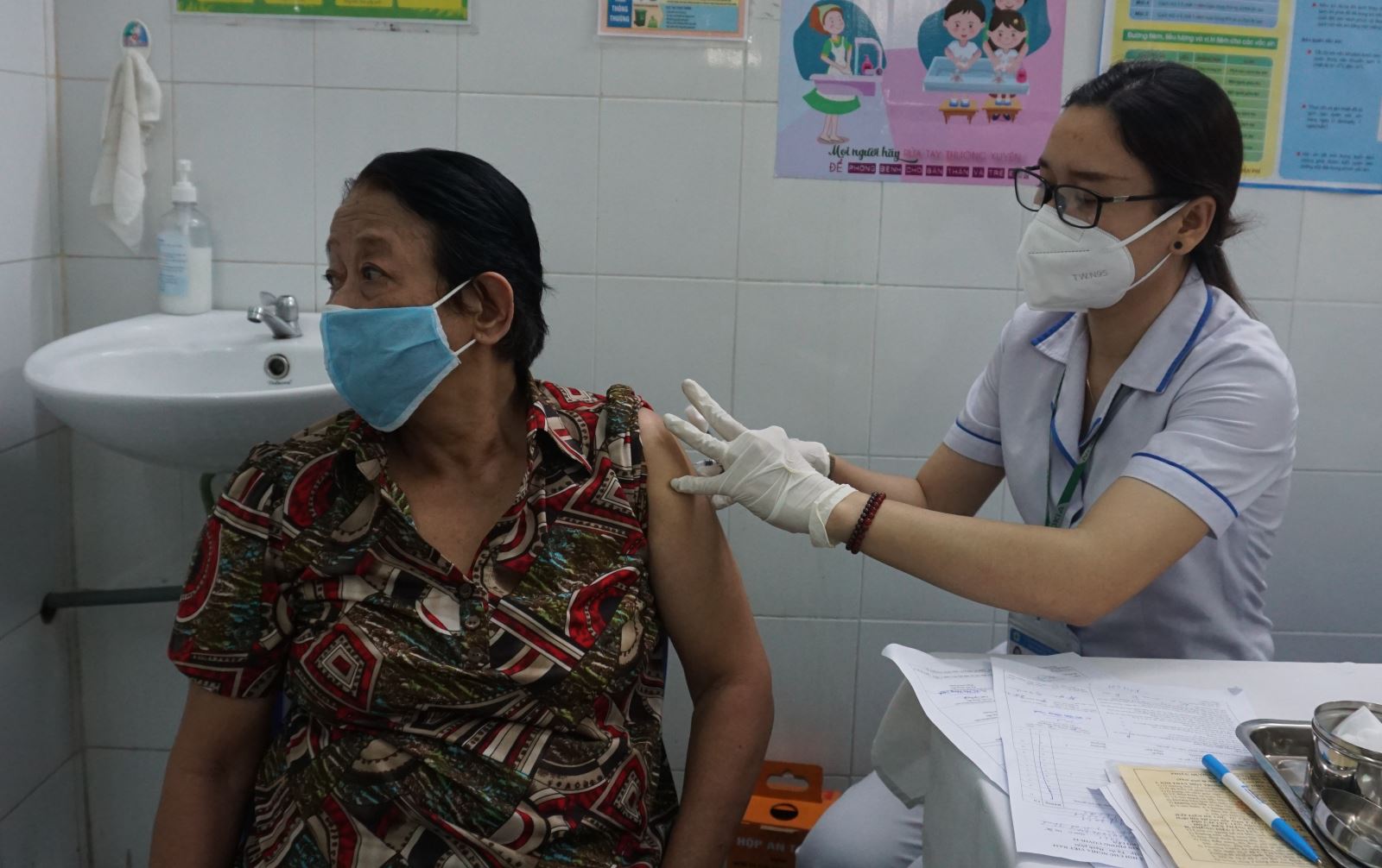 Người dân tiêm vaccine phòng COVID-19 tại Trung tâm Y tế quận Bình Thạnh. Ảnh tư liệu: Đan Phương/Báo Tin tức