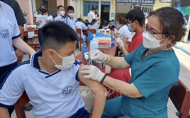 Tiêm vaccine phòng COVID-19 cho học sinh lớp 6, trường THCS Nguyễn Trãi, thành phố Long Xuyên (An Giang). Ảnh tư liệu: Thanh Sang/TTXVN