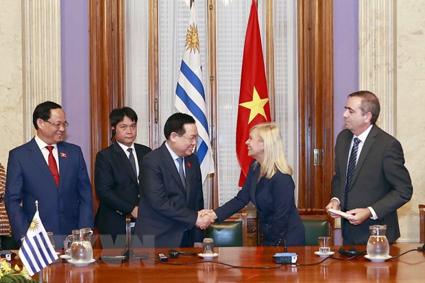 Chủ tịch Quốc hội Vương Đình Huệ và Chủ tịch Thượng viện Uruguay Beatriz Argimon tại Lễ ký thoả thuận. (Ảnh: Doãn Tấn/TTXVN)