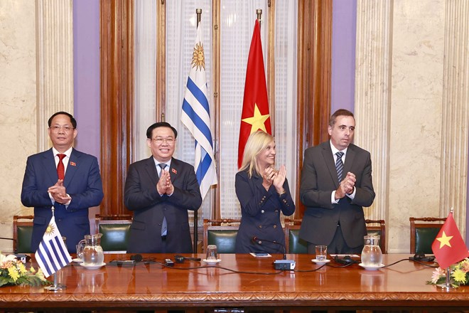 Chủ tịch Quốc hội Vương Đình Huệ, Chủ tịch Thượng viện Beatriz Argimon, Chủ tịch Hạ viện Sebastian Andujar (từ trái qua phải) tại Lễ ký thỏa thuận. (Ảnh: Doãn Tấn/TTXVN)