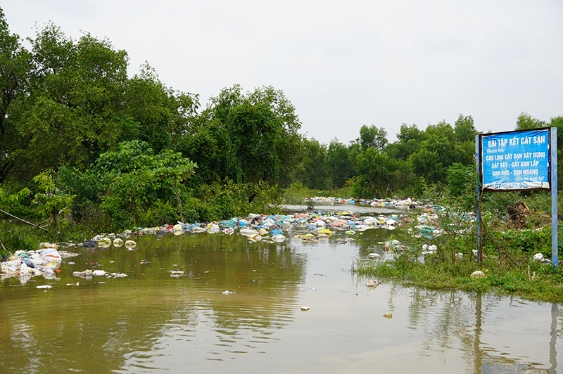 Vẫn còn một khối lượng rác thải sinh hoạt thải ra môi trường chưa được thu gom, xử lý.