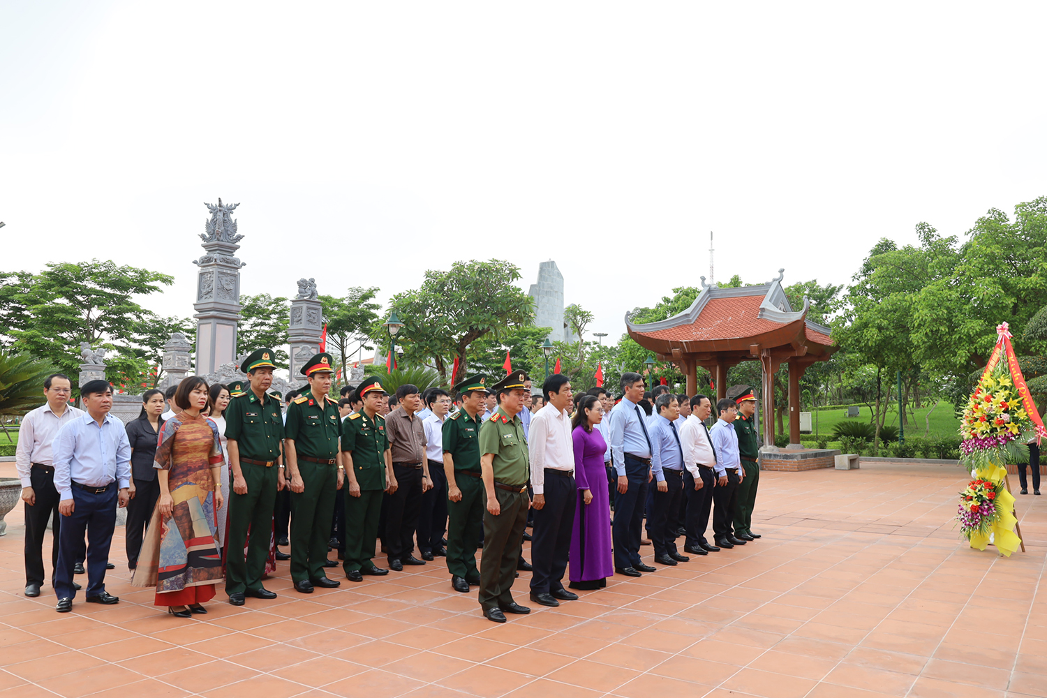 Các đại biểu tham dự lễ viếng, dâng hương tại Đền thờ Bác Hồ và các Anh hùng, liệt sĩ.