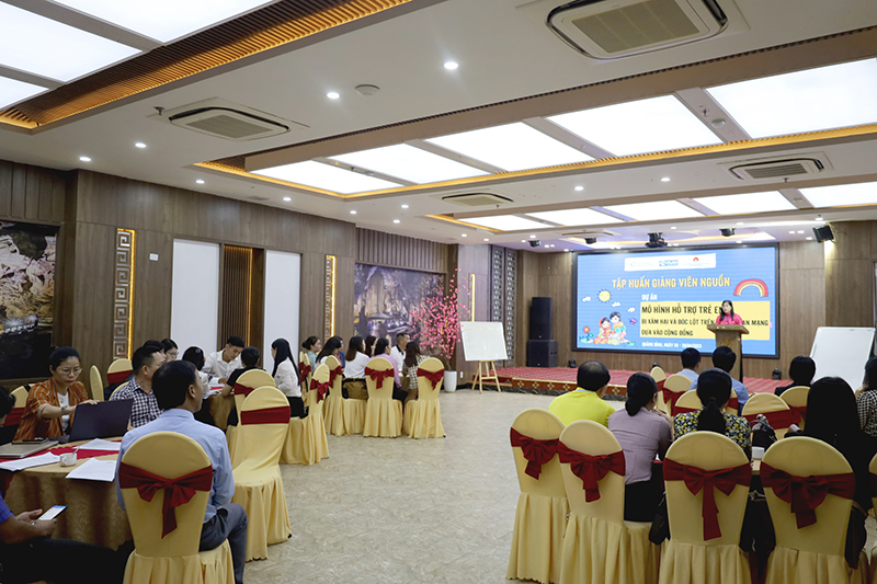 Tham gia lớp tập huấn có gần 40 học viên là dẫn trình viên địa phương và giáo viên nguồn đến từ các huyện Minh Hóa, Quảng Ninh và Lệ Thủy.