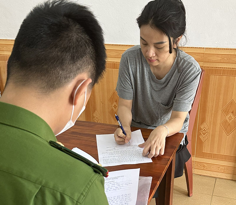 Nguyễn Thị Kim Chi được triệu tập làm việc tại Công an TP. Đồng Hới về hành vi cố ý gây thương tích.