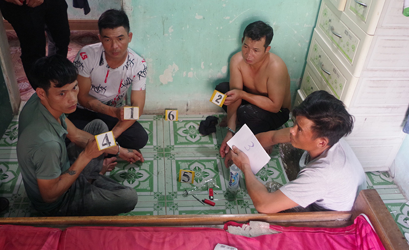 Các đối tượng tổ chức sử dụng trái phép chất ma tuy tại thôn Thanh Bình, xã Quảng Xuân, huyện Quảng Trạch.
