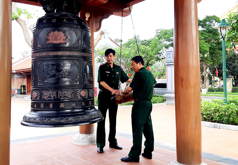 Lãnh đạo Đảng ủy, Bộ Chỉ huy BĐBP tỉnh thực hiện nghi thức thỉnh chuông tại Đền thờ Bác Hồ.