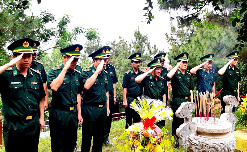 Cán bộ, chiến sĩ Bộ Chỉ huy BĐBP tỉnh, Đồn Biên phòng Roòn dâng hương mộ Đại tướng Võ Nguyên Giáp.       