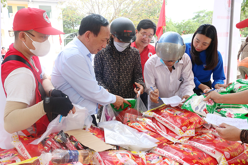 Đồng chí Trần Hải Châu thăm các gian hàng Chợ Nhân đạo tại Lễ phát động Tháng Nhân đạo 2023. 