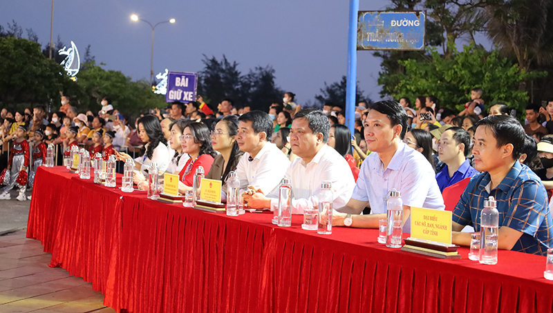 Các đại biểu và đông đảo người dân tham dự lễ hội đường phố.
