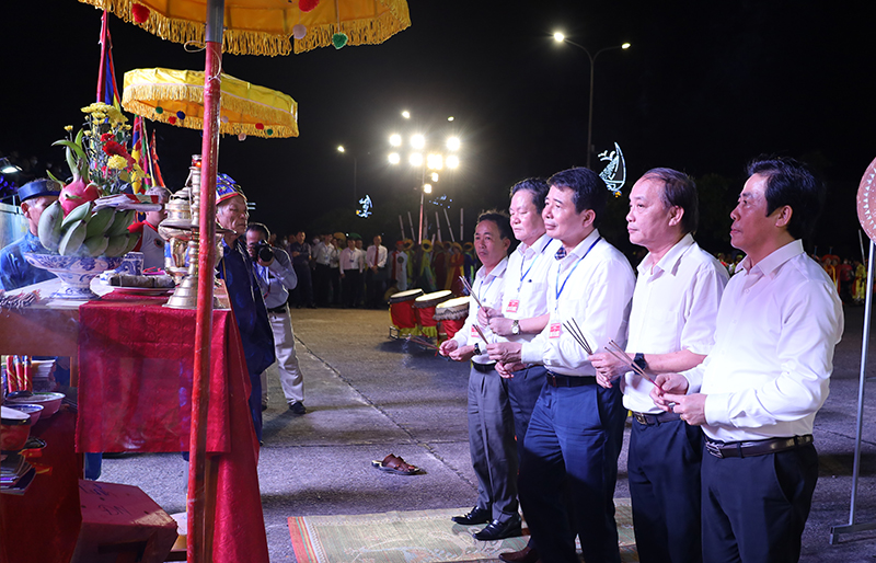 Đại diện lãnh đạo thành phố và xã Bảo Ninh làm lễ dâng hương.