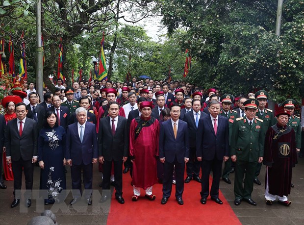 Chủ tịch nước Võ Văn Thưởng cùng lãnh đạo Đảng, Nhà nước thực hiện nghi lễ tại Đền Thượng trong Khu Di tích Lịch sử Quốc gia đặc biệt Đền Hùng. (Ảnh: Thống Nhất/TTXVN)