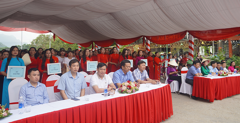 Các đại biểu tham dự lễ khai mạc liên hoan.