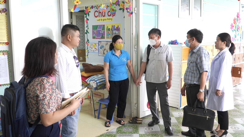 CDC Quảng Bình trực tiếp kiểm tra, giám sát và hướng dẫn công tác phòng chống bệnh thủy đậu tại Trường mầm non Bảo Ninh (cơ sở 2).