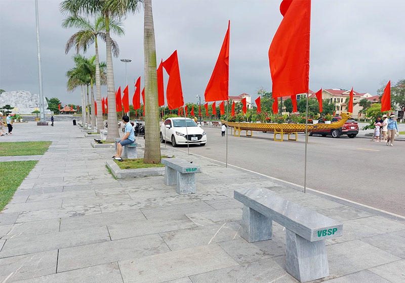 30 ghế đá được đặt ở Quảng trường Hồ Chí Minh
