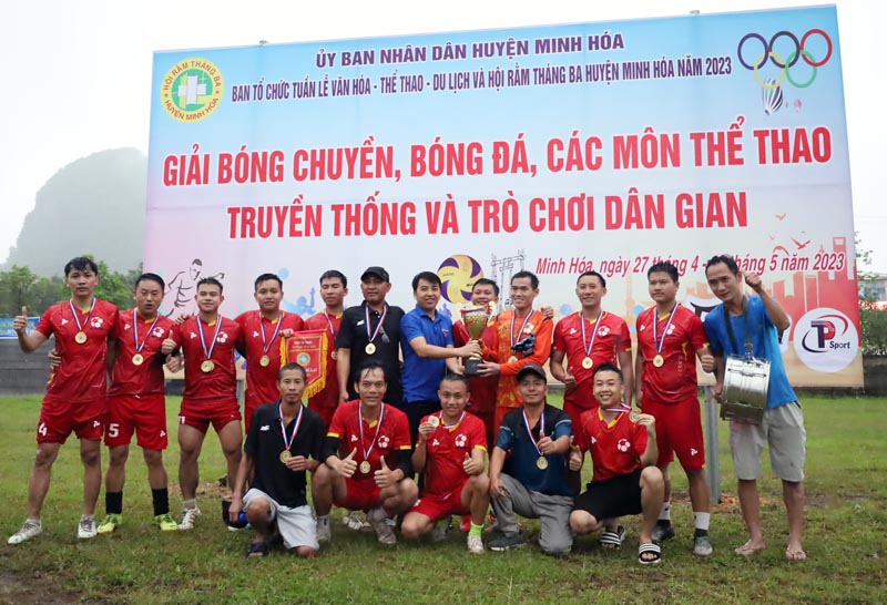 Ban tổ chức Tuần lễ Văn Hóa-Thể thao-Du lịch và Hội Rằm tháng ba huyện Minh Hóa năm 2023  trao giải nhất cho đội tuyển bóng đá nam FC Trường Hưng. 