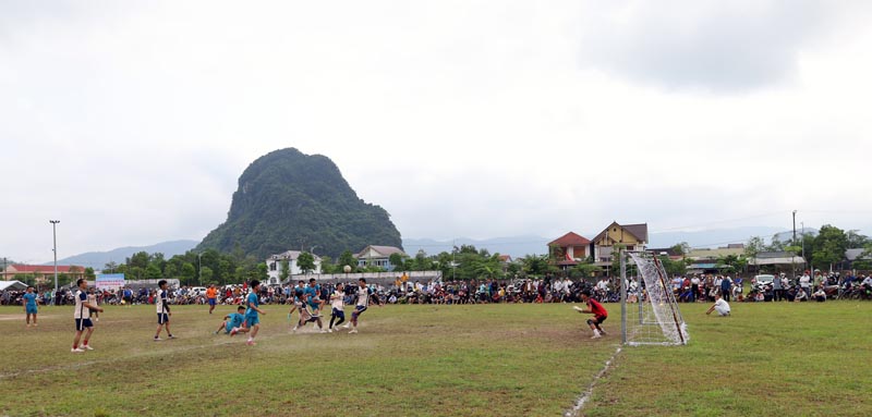 Các VĐV nam hăng hái tranh tài ở bộ môn bóng đá.