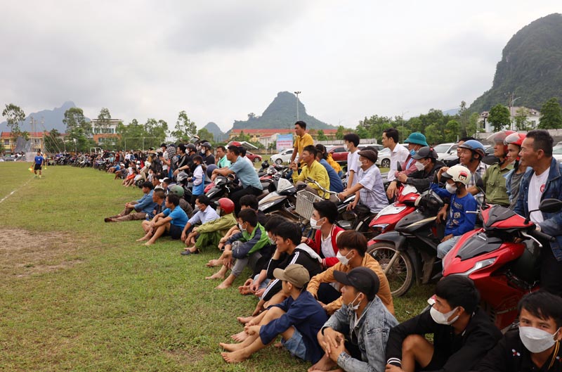 Đông đảo khán giả đến xem các bộ môn thi đấu thể thao ở huyện Minh Hóa trong ngày 29/4.