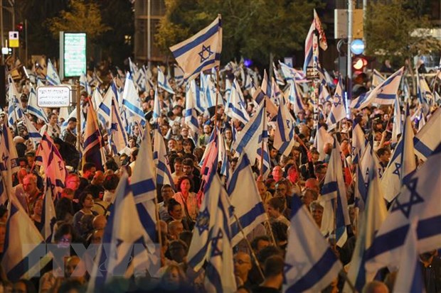 Người dân tham gia biểu tình phản đối kế hoạch cải cách hệ thống tư pháp, tại Tel Aviv, Israel, ngày 25/4/2023. (Ảnh: AFP/TTXVN)