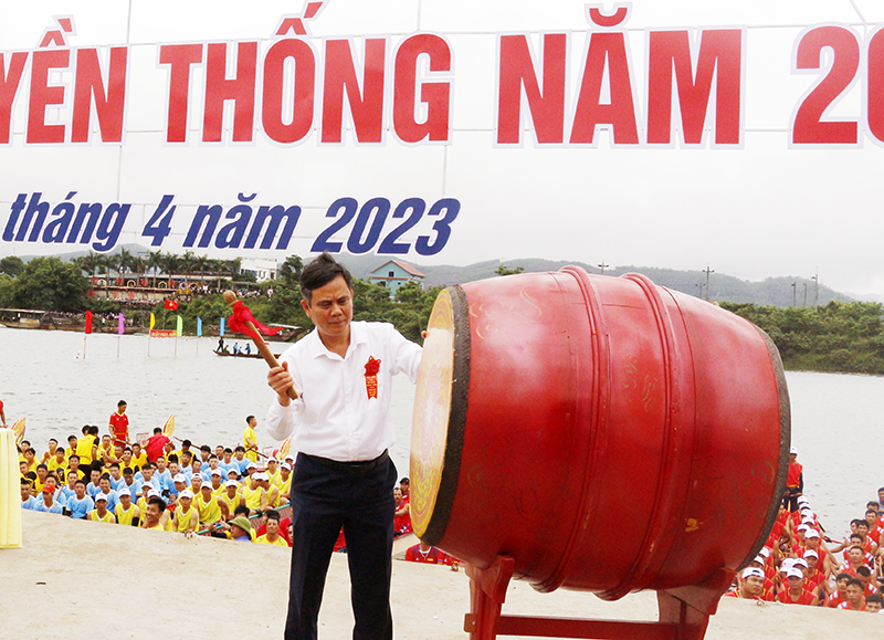  Đồng chí Chủ tịch UBND tỉnh Trần Thắng đánh trống khai mạc giải.