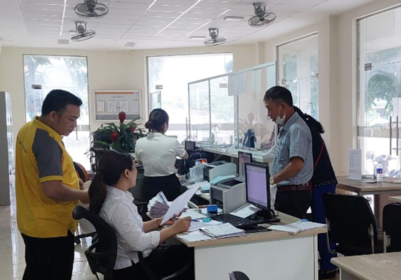 Người dân trở lại gửi tiền tiết kiệm tại Bưu điện huyện Tuyên Hóa